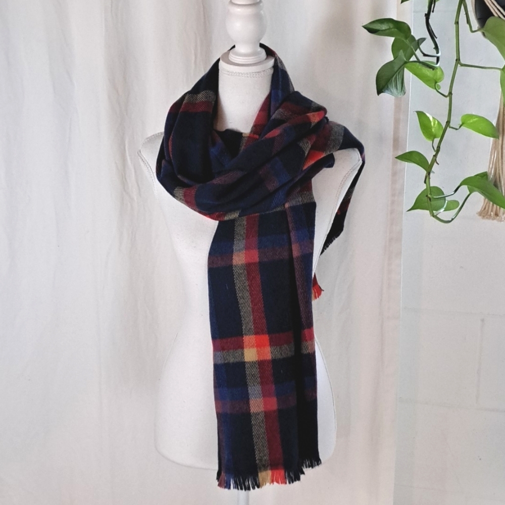 GAP cozy Winter scarf Classic navy plaid 74x20